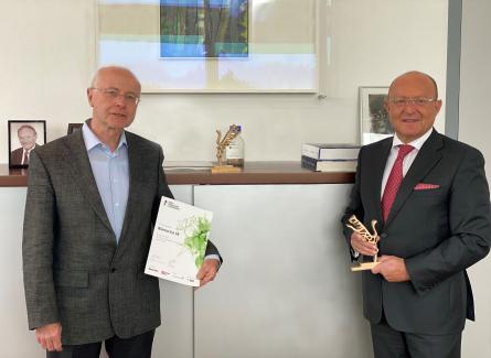 Prof. Popp holding the Axia Best Managed Companies Award 2020. The award was pre-sented at Bionorica in Neumarkt by Martin Thiermann, Partner Audit Industry at Deloitte in Nuremberg (on the left in the picture). © Bionorica SE – Tina Götz