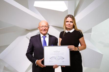 Prof. Popp awards the “Bionorica-Award” to Prof. Teusch at Swarovski Kristallwelten Wattens © GA 2019 / Julius Thöni