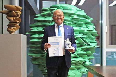 Professor Michael A. Popp with the “Bavaria’s Best 50” certificate and the porcelain lion of Bavaria that goes with it © Bionorica SE – Kathrin Albrecht